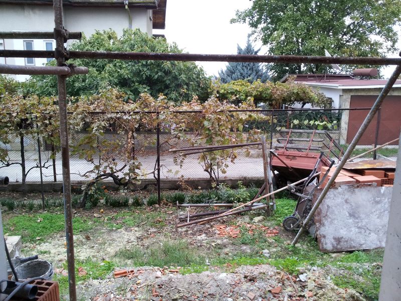 Изток - изглед от входната врата